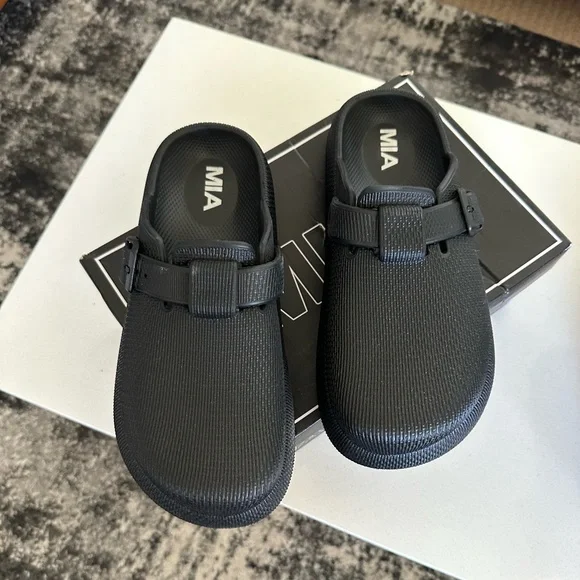 Brand new slip on rubber shoes! - Picture 4 of 4